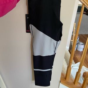 Leggings / athletic pants